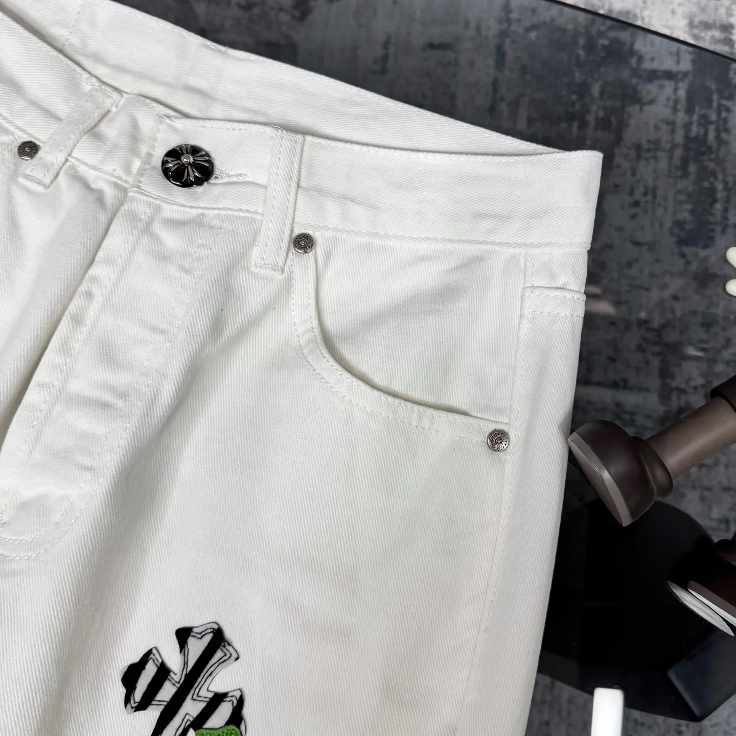 P250 Chrome Hearts CH Miami white and green limited edition cross patch leather jeans. Original purchased and printed. Really restores the ultimate texture of Vintage. Special Italian cowhide print and cut. Customized sheepskin three-layer thick line leather. The whole body is spliced in heavy water washing process. Craftsmen hand-splash ink. You can see the details. Three-dimensional cutting version. Loose and comfortable. Not picky on the figure. Makes you taller and slimmer. Factory Seiko. Original quality control. Same style for men and women. Can be matched with couples. Versatile recommendation. Necessary jeans for all seasons Color: white and green Size: S-XL (corresponding to 28-34)